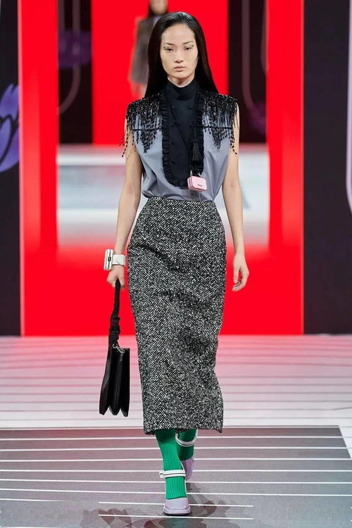 服裝趨勢 不起眼的流蘇放在服裝的任何部位滿設(shè)計感,不信你來看